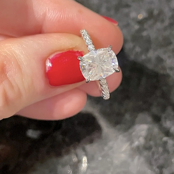 3.5 carat Cushion Cut engagement ring - Picture 6 of 9
